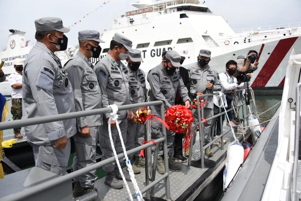 Enam Awak Kapal Selamat dari Tenggelamnya Kapal di Selat Sunda Berkat Evakuasi Bakamla Enam Awak Kapal Selamat dari Tenggelamnya Kapal di Selat Sunda Berkat Evakuasi Bakamla